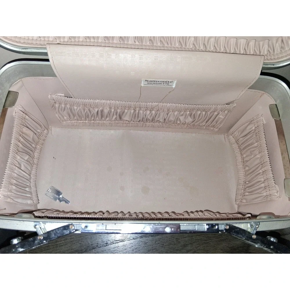 Vintage Samsonite Silhouette Train Case White Cosmetic Luggage Tray & Key